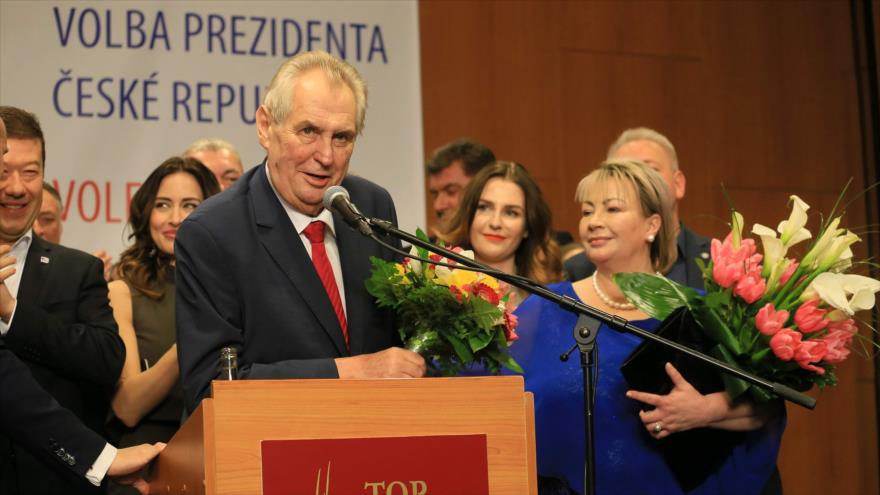 El presidente saliente checo, Miloš Zeman, es felicitado en Praga (capital) por su reelección, 27 de enero de 2017.