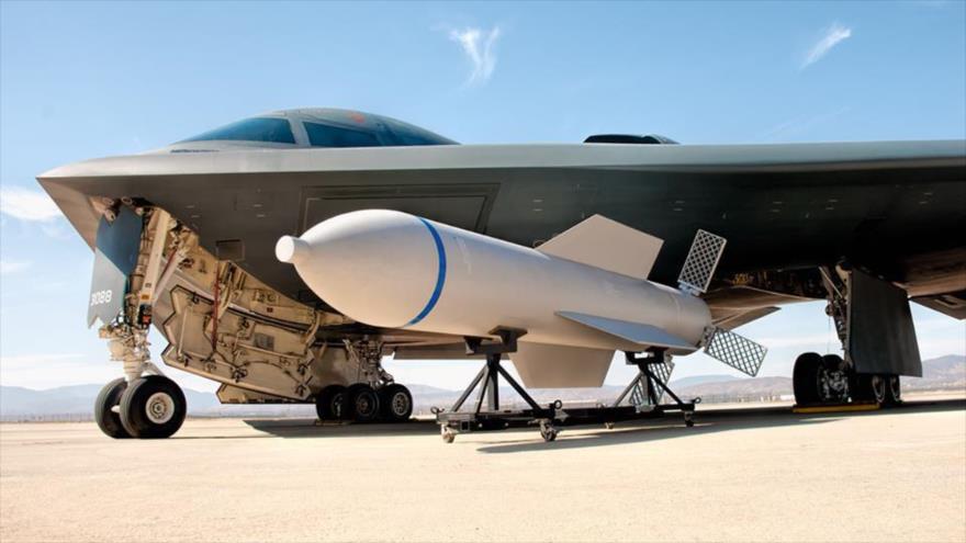 Una bomba anti-búnker de GBU-57, cargada a un bombardero estadounidense B-2.