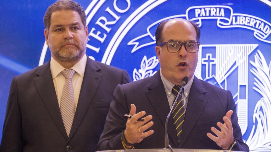 Julio Borges (dcha.), principal negociador de la oposición venezolana, y el diputado opositor Luis Florido en Santo Domingo, 11 de enero de 2018.