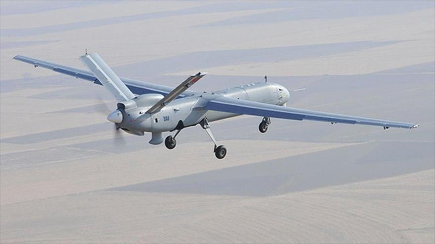 El avión no tripulado iraní QOM-1, también conocido como Shahed 129, en pleno vuelo. 