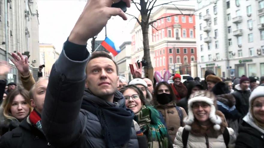 El líder de la oposición rusa, Alexéi Navalni, tomándose un selfie en una manifestación pro boicot electoral en Moscú, 28 de enero de 2018.