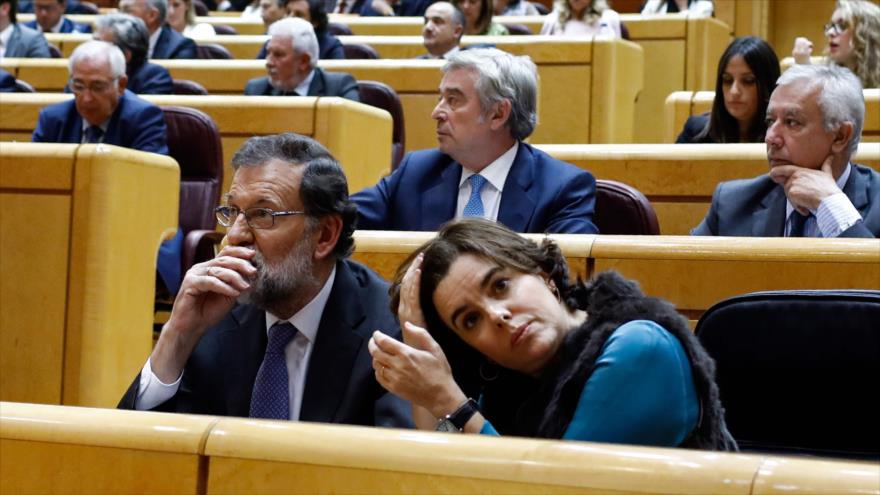 El presidente del Gobierno español, Mariano Rajoy (izda.), junto a su vicepresidenta, Soraya Sáenz de Santamaría, en el Senado, 27 de octubre de 2017.
