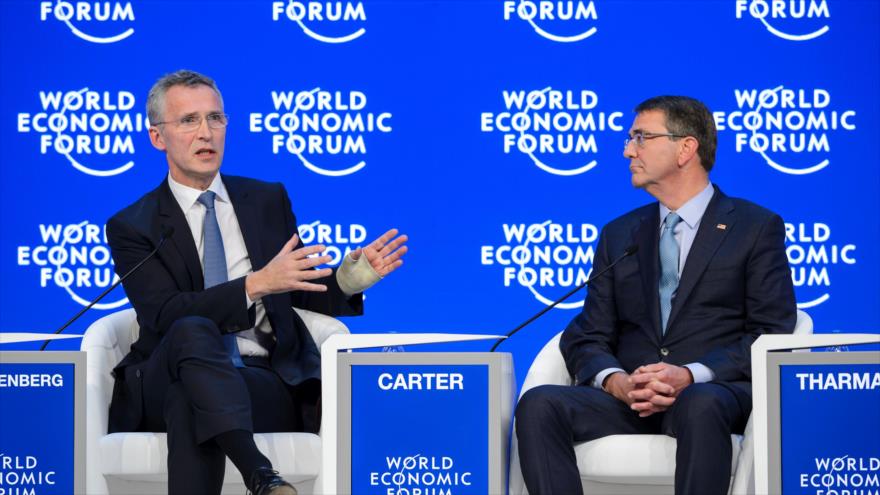 El jefe de la OTAN, Jens Stoltenberg (izda.), habla junto al exdirector del Pentágono, Ashton Carter, en el Foro Económico Mundial de Davos (Suiza).