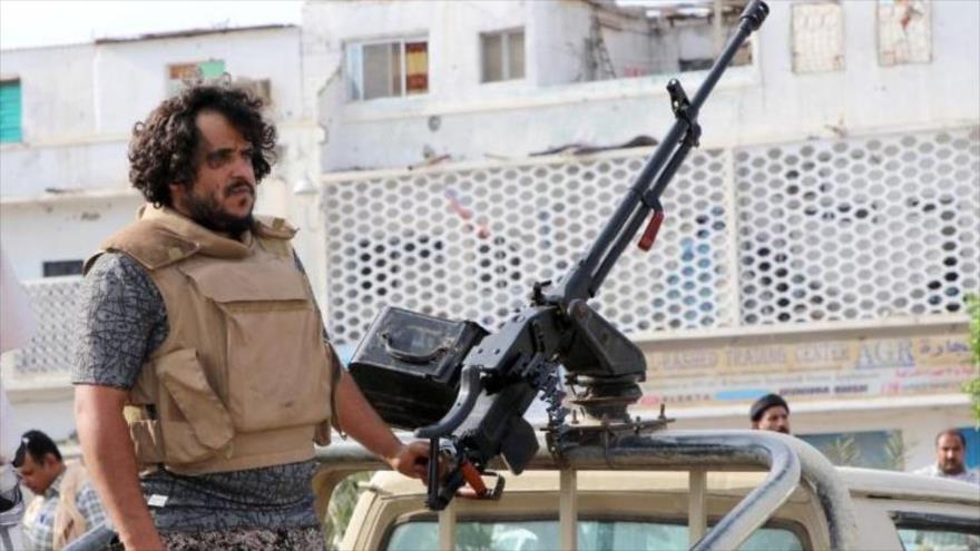 Un combatiente leal a EAU usa una ametralladora montada en un vehículo militar en Adén, Yemen, 28 de enero de 2018.