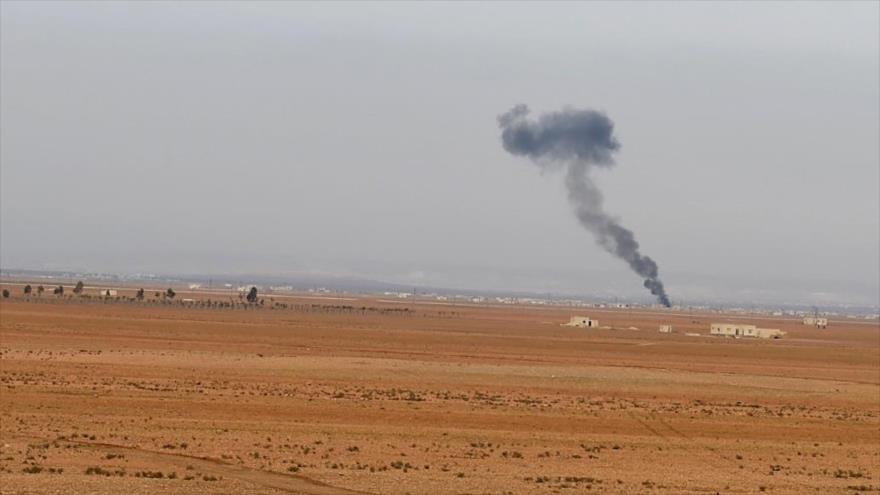 Una nube de humo se levanta tras los combates en el aeropuerto militar de Abu Al-Duhur en la provincia de Idlib, 21 de enero de 2018.