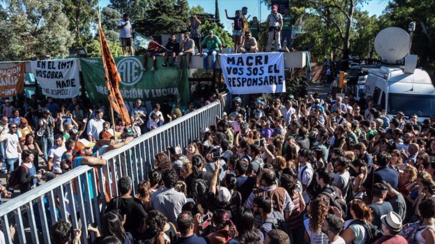 Video: argentinos inundan las calles por masivos despidos de Macri