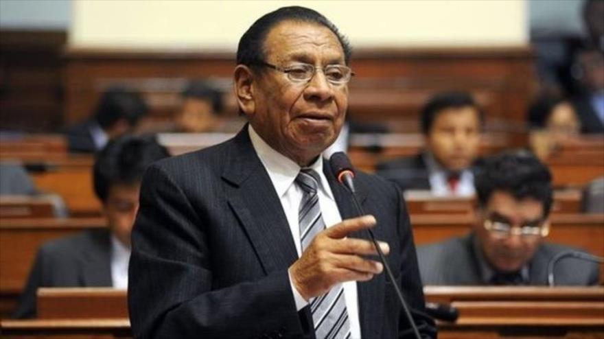 El congresista peruano por el Frente Amplio Justiniano Apaza habla durante una sesión parlamentaria en Lima, la capital.
