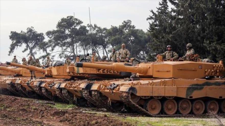 Tanques comprados por Turquía desplegados en la frontera con Siria.