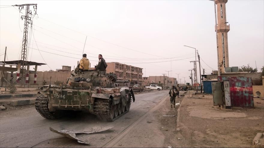 Fuerzas sirias montadas en un tanque en la ciudad fronteriza siria de Abu Kamal, 20 de noviembre de 2017.