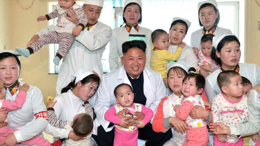 El líder de Corea del Norte, Kim Jong-un (centro), visita hospital de niños en Pyongyang (capital), 20 de mayo de 2014. 