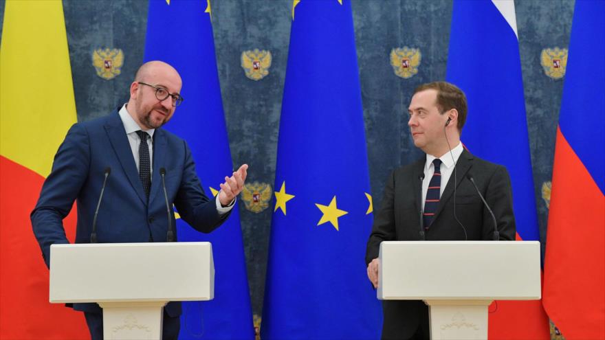 El primer ministro de Bélgica, Charles Michel (izda.), y su par ruso, Dmitri Medvédev, en una conferencia de prensa en el Kremlin, 30 de enero de 2018.