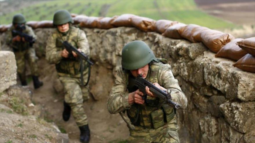 Soldados turcos participan en un ejercicio en la línea fronteriza entre Turquía y Siria, cerca de la ciudad sudoriental de Kilis, 2 de marzo de 2017.