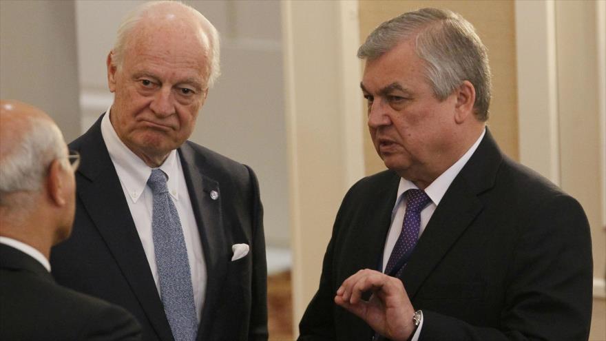 Alexander Lavrentiev, el mediador ruso (dcha.), y el enviado especial de la ONU para Siria, Staffan de Mistura, en Astaná, 4 de mayo de 2017.