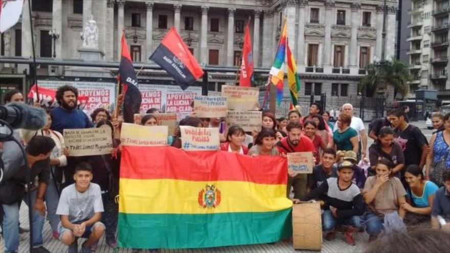 Manifestantes de Bolivia, Perú y Paraguay, protestan en Buenos Aires contra las medidas antimigrantes de Argentina, 15 de febrero de 2017.