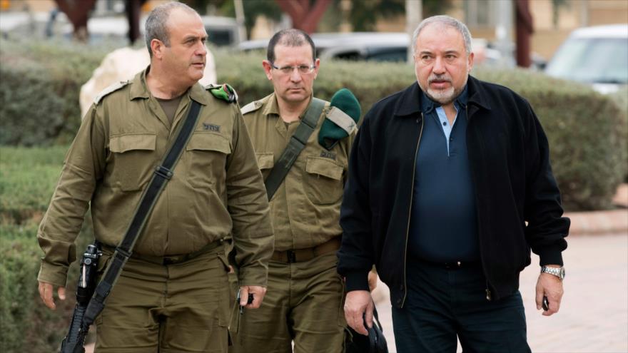 El ministro israelí para asuntos militares, Avigdor Lieberman (dcha.), llega a una base del ejército israelí, 19 de diciembre de 2017.