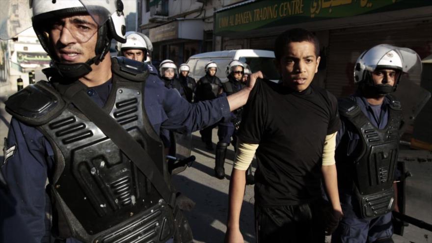 La policía antidisturbios de Bahréin detiene a un manifestante antigubernamental en Manama (capital bahreiní).