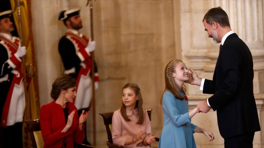 El rey de España, Felipe VI, entrega la mayor condecoración del reino a su hija, princesa Leonor, Palacio Real de Madrid, 30 de enero de 2018.