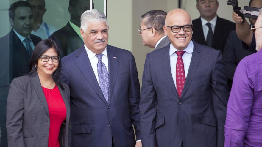 Presidenta de la Asamblea Nacional venezolana, Delcy Rodríguez (izda.) y su hermano, Jorge Rodríguez (2º dcha.) en Santo Domingo, 29 de enero de 2018.