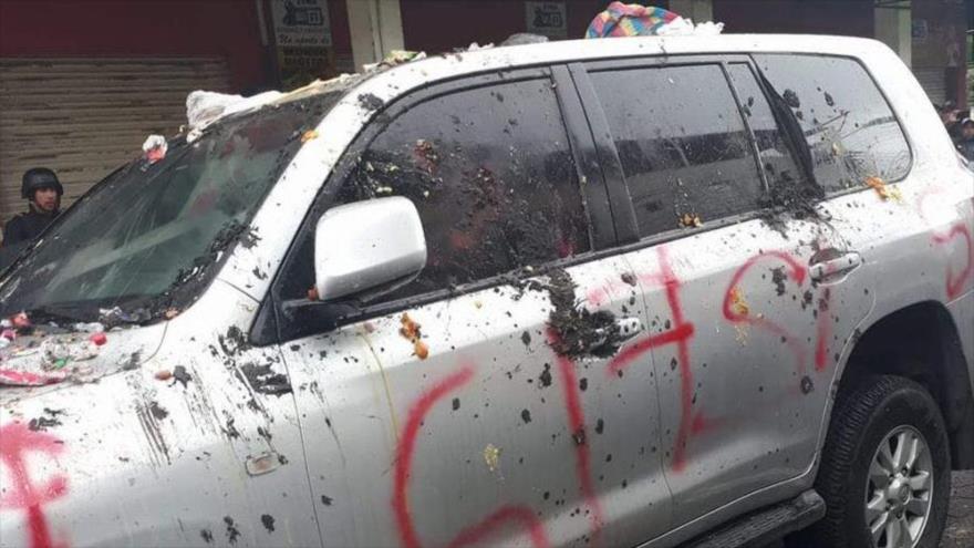 Vídeo: Correa es agredido por grupos violentos en emisora de radio