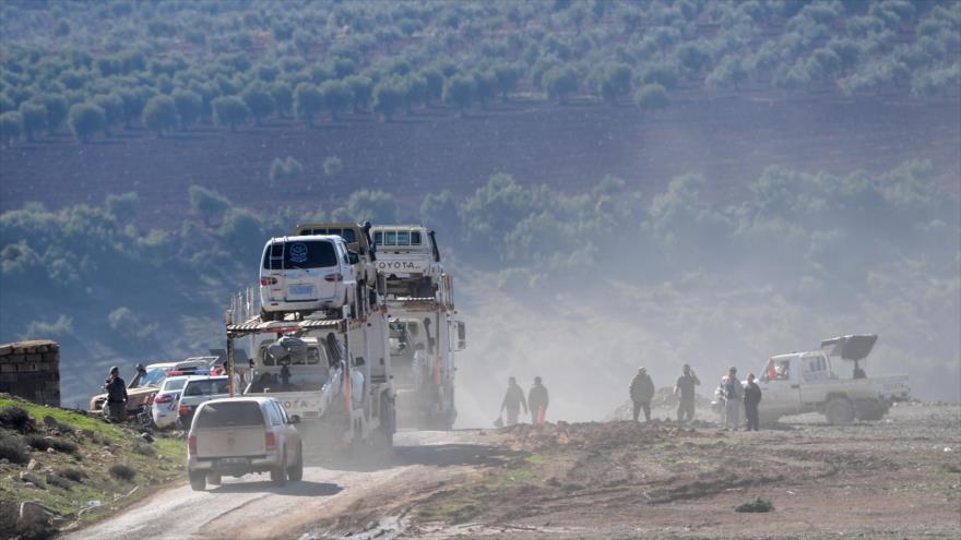  Un convoy militar transporta combatientes rebeldes sirios respaldados por Turquía cerca de la frontera sirio-turca, 29 de enero de 2018.