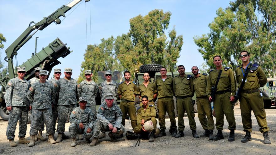 Militares estadounidenses e israelíes posan para una foto durante un ejercicio militar en territorios ocupados palestinos.