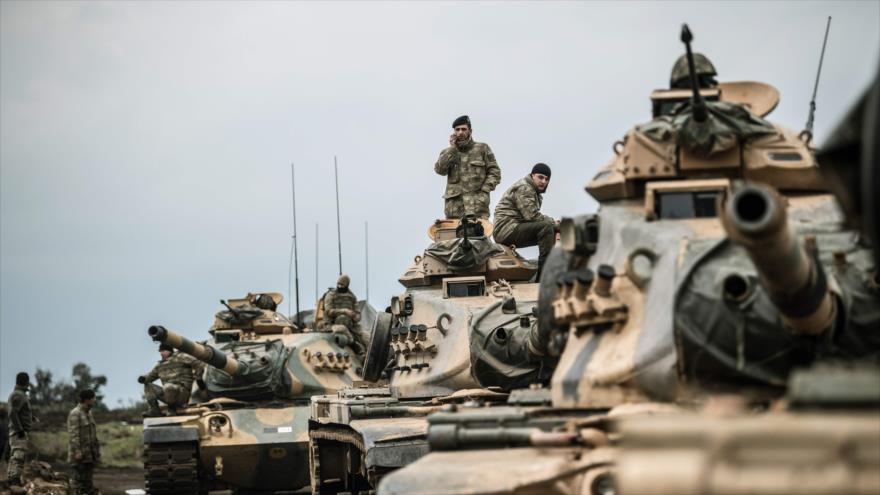 Tanques del Ejército turco desplegados en la provincia de Hatay, fronteriza con Siria para participar en una operación anti-kurda, 21 de enero de 2018.