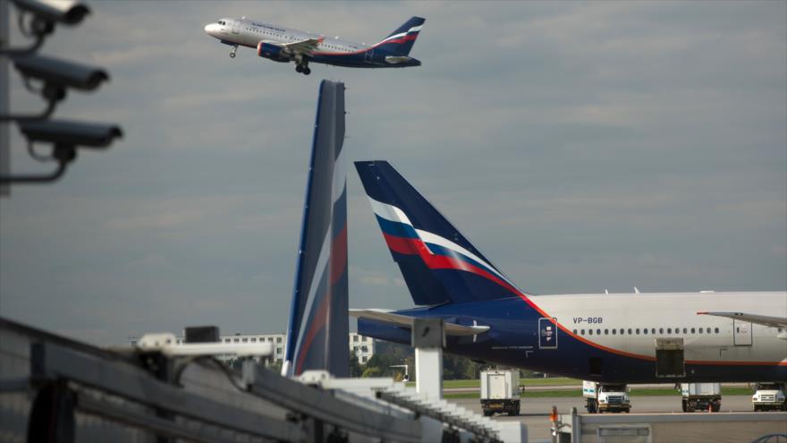Un avión de pasajeros despega del aeropuerto Sheremetyevo en Moscú, Rusia.