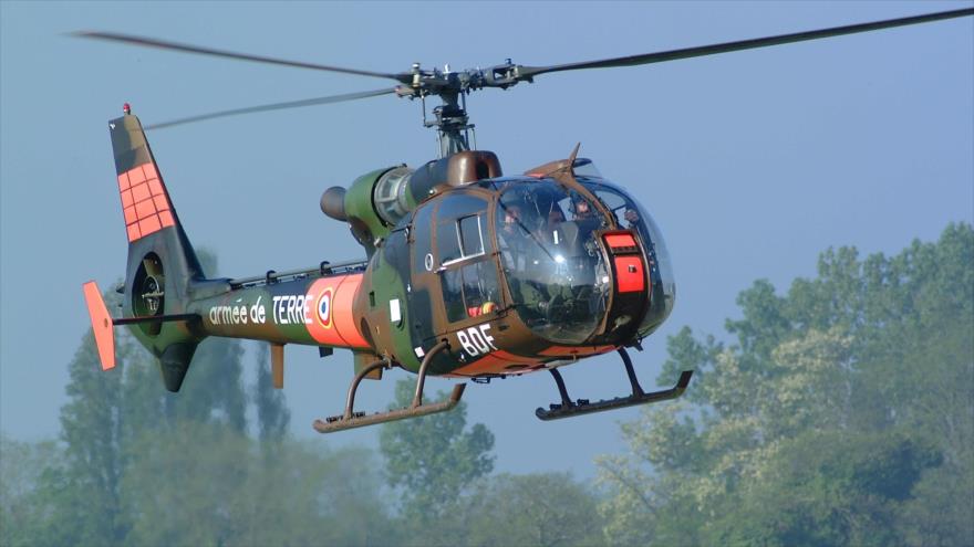Un helicóptero Aérospatiale Gazelle del Ejército de Tierra francés en pleno vuelo.