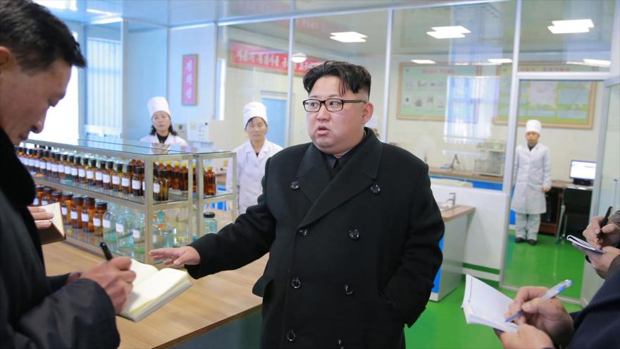 El líder norcoreano, Kim Jong-un, visita la Fábrica Farmacéutica de Pyongyang, 25 de enero de 2018.