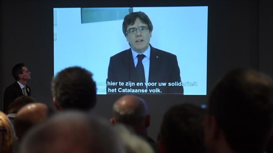 El cesado president de la Generalitat, Carles Puigdemont, ofrece un discurso televisivo, 30 de enero de 2018.