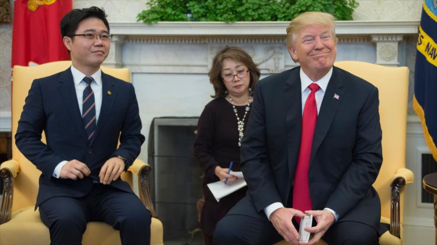 El presidente de EE.UU., Donald Trump, recibe al desertor norcoreano Ji Seong-ho en la Casa Blanca, 2 de febrero de 2018.