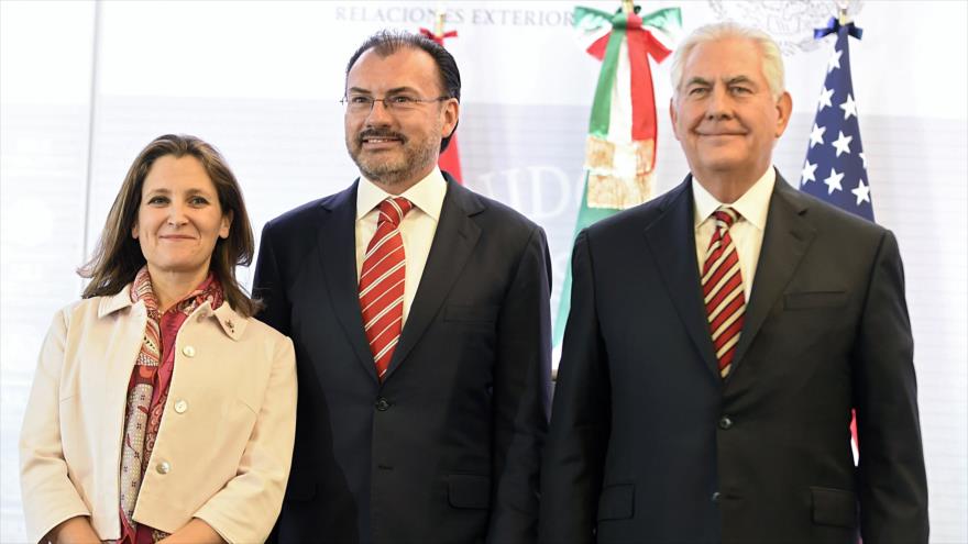 La canciller canadiense, Chrystia Freeland, su par mexicano, Luis Videgaray (centro), y el secretario de Estado de EE.UU, Rex Tillerson, en México, 2 de febrero de 2018.