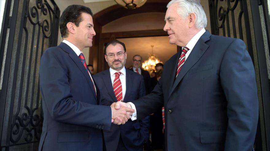 El presidente mexicano, Enrique Pena Nieto (izq.), saluda al secretario de Estado de EE.UU., Rex Tillerson, ciudad de México, 2 de febrero de 2018.