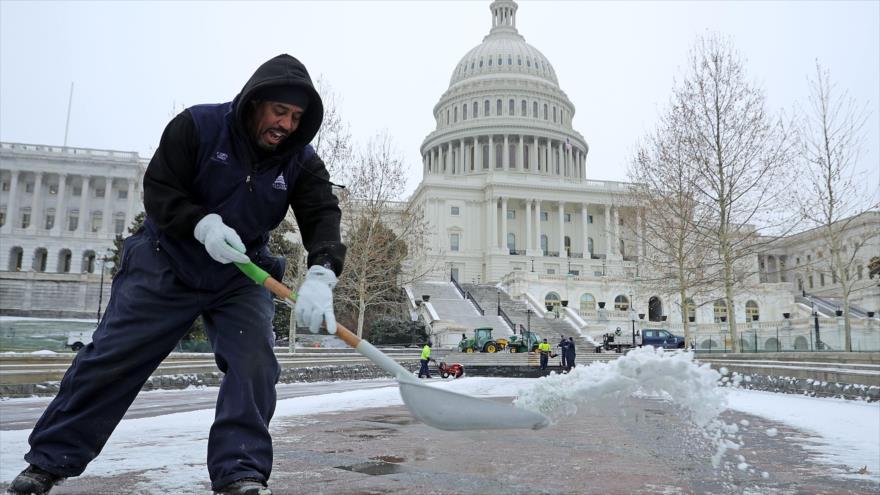 Un trabajador quita nieve con una pala frente al Capitolio de Estados Unidos, en Washington, 4 de enero de 2018.