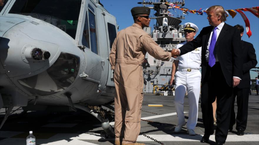 El presidente de EEUU, Donald Trump, visita a los militares a bordo de un portaaviones.