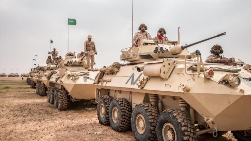 Vehículos blindados del Ejército saudí participan en una maniobra militar.