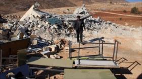 Fuerzas israelíes demuelen dos clases de los beduinos palestinos