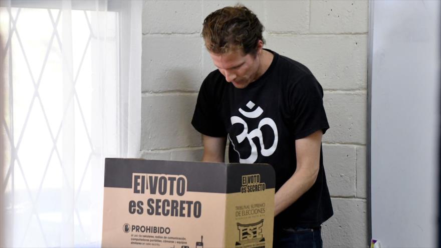 Abren los colegios en Costa Rica para comicios presidenciales 