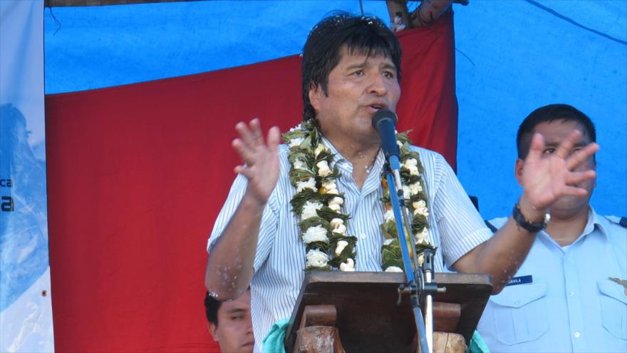 El presidente de Bolivia, Evo Morales, pronuncia un discurso en la entrega de una obra educativa en Chapare (centro), 4 de febrero de 2018.
