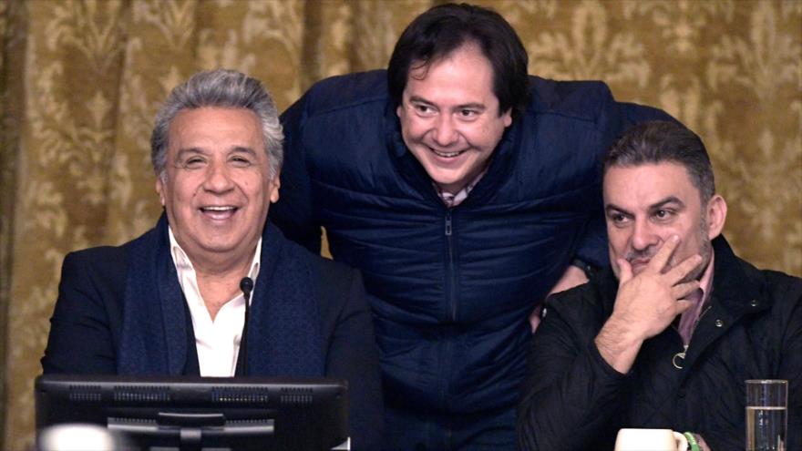 El presidente ecuatoriano, Lenin Moreno (izqda.), espera los resultados del referéndum popular, 4 de febrero de 2018