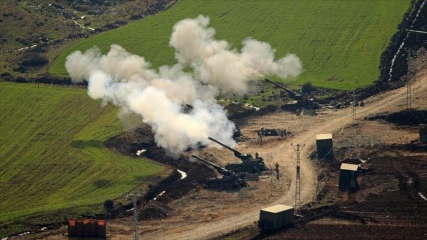 Tanques turcos atacan a combatientes kurdo-sirios en Afrin (norte), 2 de febrero de 2018.
