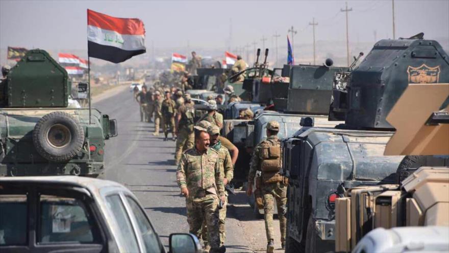 Convoy de las fuerzas gubernamentales iraquíes en una carretera en la ciudad de Kirkuk.