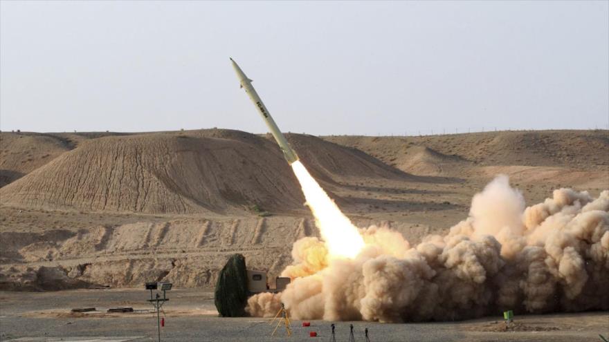 El lanzamiento del misil balístico tierra-tierra Fateh-110, fabricado por expertos iraníes.