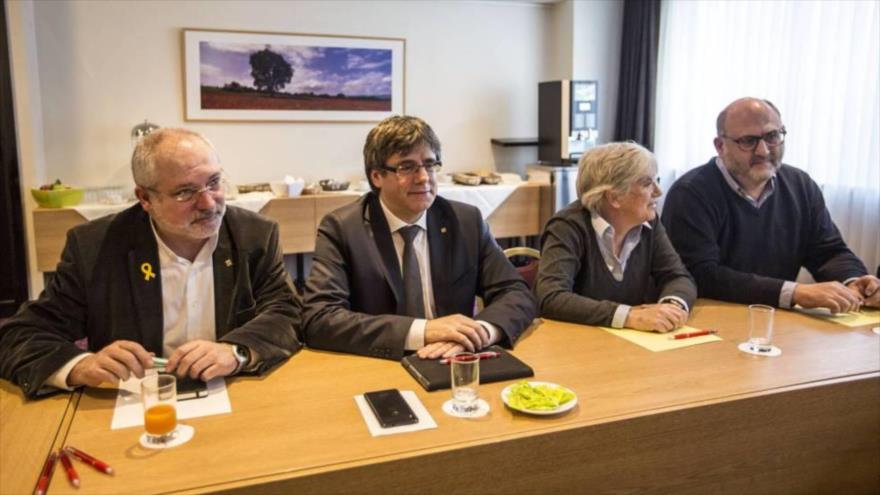 El expresidente catalán Carles Puigdemont (2º izda.), junto a dos exconsejeros y Eduard Pujol, portavoz de JxCAT, en Bruselas, 5 de febrero de 2018.