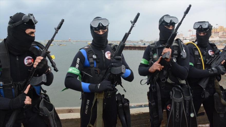 Las fuerzas del comando naval del Movimiento de Resistencia Islámica de Palestina (HAMAS) durante una maniobra militar.