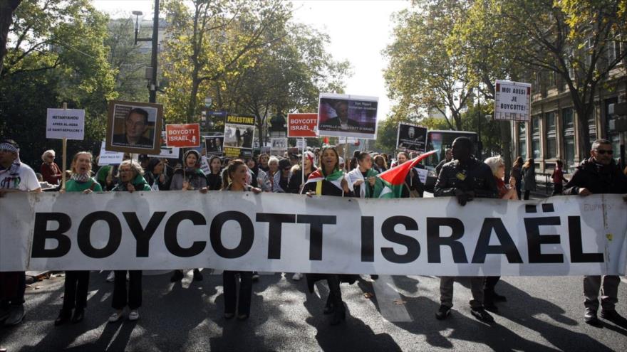 La gente participa en una manifestación pro-Palestina en París, capital gala.