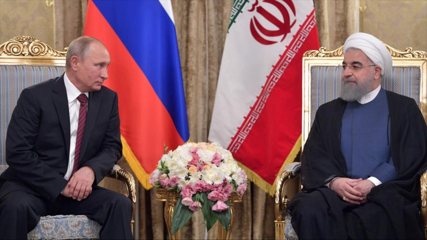 El presidente de Irán, Hasan Rohani (dcha.), y su homólogo ruso, Vladimir Putin, en una reunión en Teherán (capital persa), 1 de noviembre de 2017.