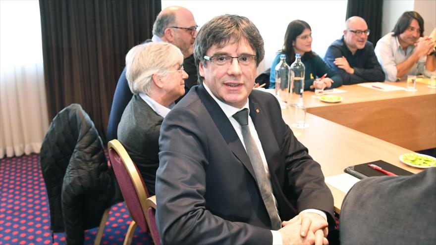 El expresidente catalán Carles Puigdemont se reúne con un grupo parlamentario en Bruselas (Bélgica), 5 de febrero de 2018.