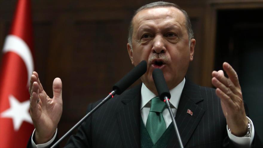 El presidente turco, Recep Tayyip Erdogan, ofrece un discurso ante miembros de su formación, AKP, en Ankara, 6 de febrero de 2018.