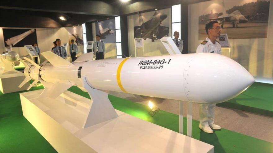 Un misil estadounidense buque-buque Harpoon en el centro de comercio mundial de Taipéi, capital de Taiwán.